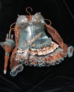 Costume de funambule, verre thermoformé, cuivre patiné, 90 cm x 90 cm x 20 cm.