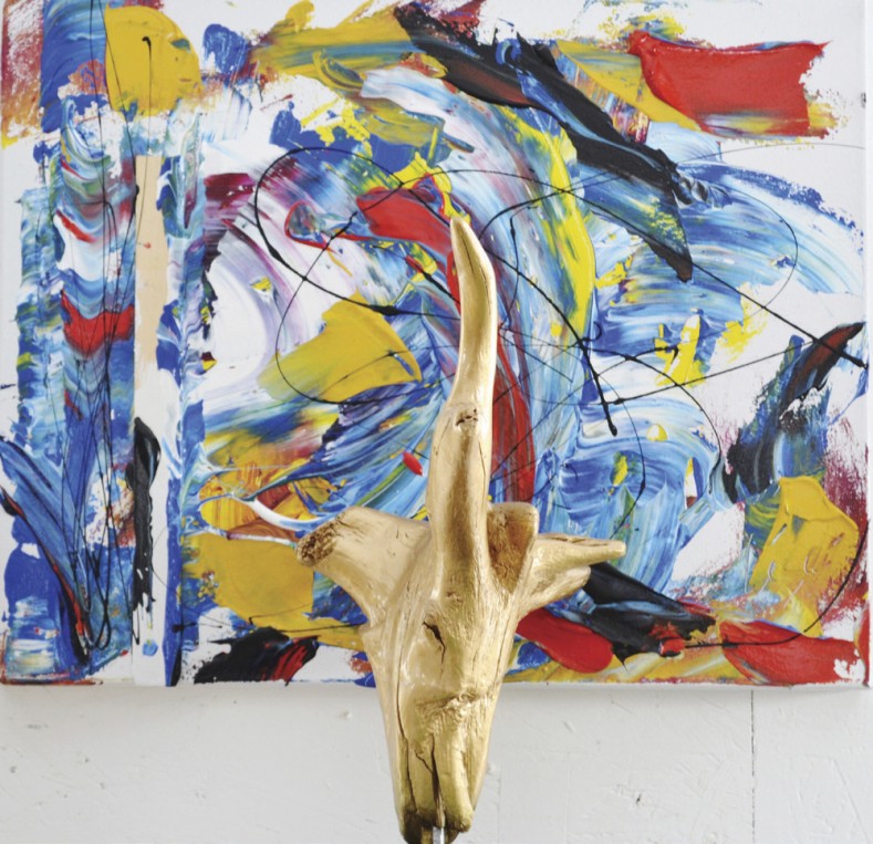 Hors série, médium mixte sur toile, 16 x 20 po  Reprendre son envol, bois peint et vernis sur socle, 22 x 7 x 12 po 