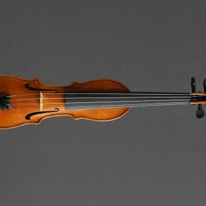Louis Saulnier, Violon-pochette, bois : épicéa, érable, ébène, 58,6 x 11,8 cm, 1989 - Crédit photo : Michel Gauvin
