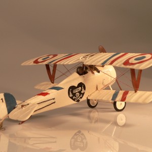 Michel Mandron, 1920-2015, Avion de guerre. Il a reproduit plusieurs centaines d’avions, dont ce biplan de 1927