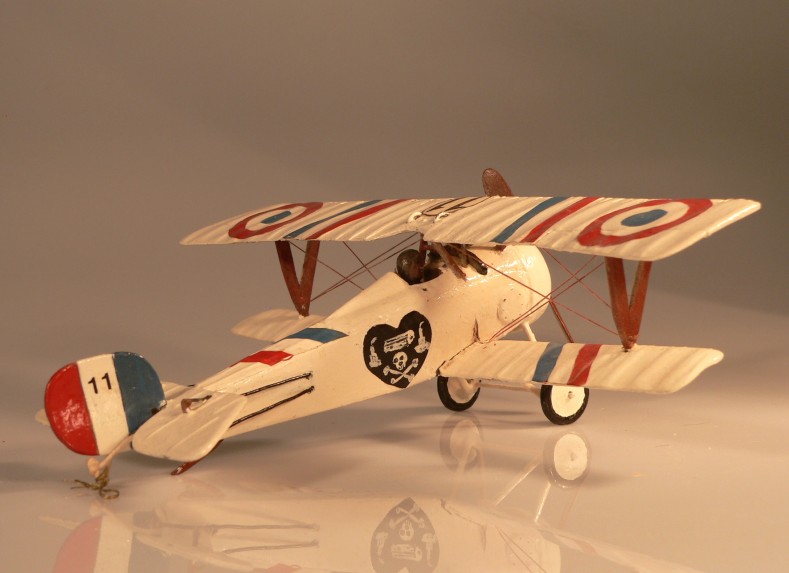 Michel Mandron, 1920-2015, Avion de guerre. Il a reproduit plusieurs centaines d’avions, dont ce biplan de 1927